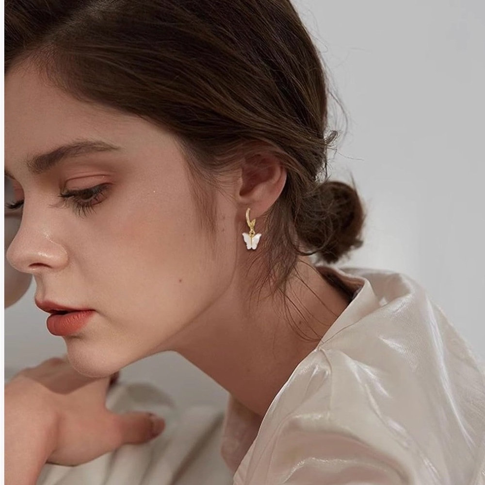 Elegant Gold Butterfly Fashion Earrings! NEW!